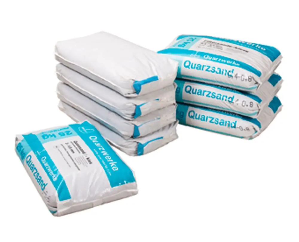 Mehrere Säcke mit weißem Inhalt, beschriftet mit "Quarzsand" und einer blauen Kennzeichnung, gestapelt auf einer Fläche. Produkt von der Marke Grünbeck.